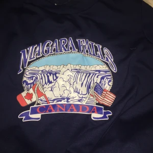 niagra falls tjocktröja - super fin tjocktröja med print i storlek S. i bra skick, har bara använt fåtal gånger. pris kan diskuteras! köparen står för frakt annars kan jag mötas i sthlm.