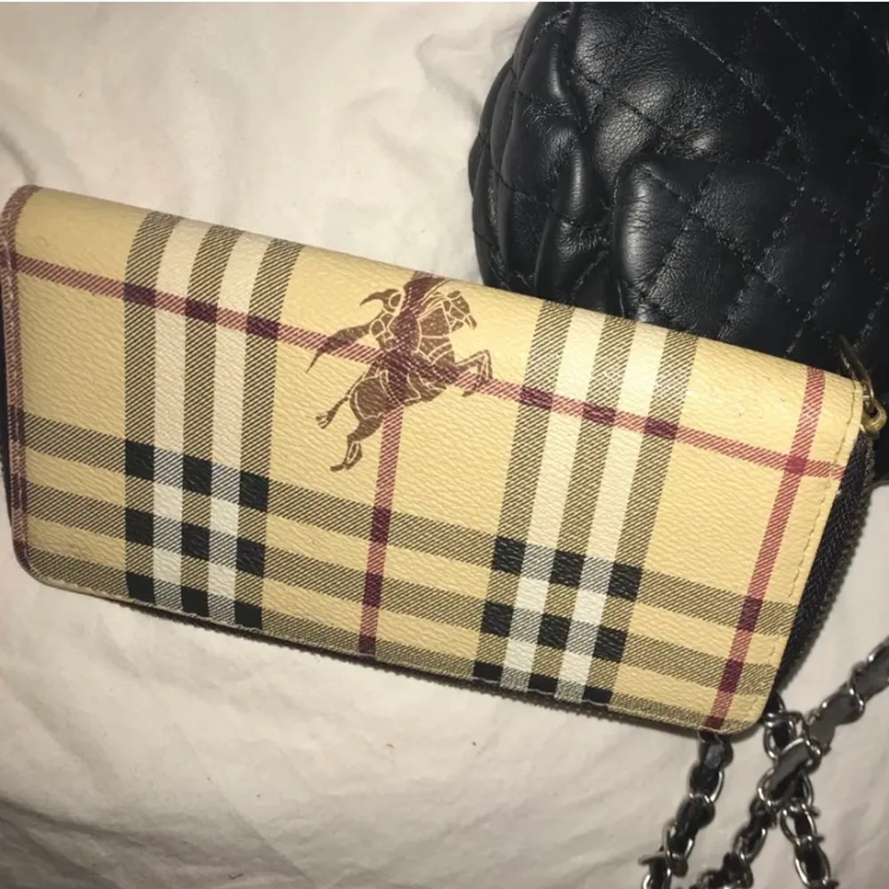 Plånbok från burberry i fint skick. Väskor.