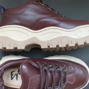 Eytys - Säljer dessa eytys, strl 38. Köpta för ca 2,400kr. Nästintill oanvända, bra skick. Kan mötas upp runt Stockholm eller frakta