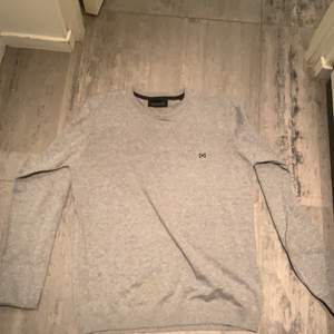 Fin grå stickad tröja använd fåtalet gånger storlek XL