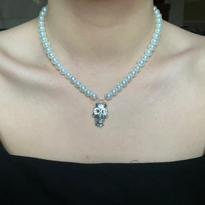 pärlhalsband  - Jättecoolt pärlhalsband som går att förlänga med en kedja!❤️ Frakt INGÅR i priset✨