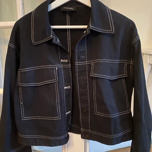 Monki - Säljer denna jeansjacka från monki. Bra skick ä. Strl S. Kan mötas upp runt Stockholm eller frakta