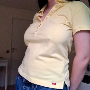 gul polo - jättefin y2k polo från espirit, tyvärr bara inte riktigt min färg. asfin uppknyten eller bara som den är. fin att ha under crewnecks också