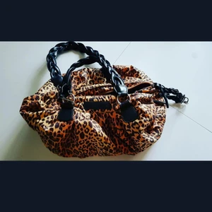Elodie details skötväska leopard - Så snygg att den även funkar som en vanlig väska eller weekend bag. Stor och rymlig,lite nötning på handtagen,se bild. Älskar denna!
