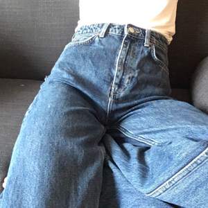 Ett par Weekday Ace jeans i en mörk/mellan-blå färg. Vida ben, hög midja. Storlek 36/ w26. Bra skick, skönt jeanstyg. Flitigt använda men har mycket liv kvar att ge. Frakt 60kr :)
