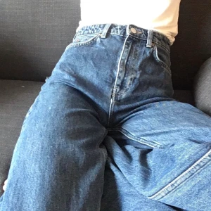 Weekday Ace Jeans - Ett par Weekday Ace jeans i en mörk/mellan-blå färg. Vida ben, hög midja. Storlek 36/ w26. Bra skick, skönt jeanstyg. Flitigt använda men har mycket liv kvar att ge. Frakt 60kr :)