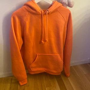 BikBok hoodie  - Färgen ser orange ut men är corall färgad. Storlek XS. Aldrig andvänd.