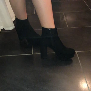 Skor med klack, svart, storlek 37 - Klacken är ungefär 9 cm hög, har använt dessa några gånger men är i väldigt bra skick.