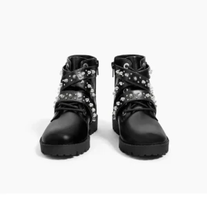 Kängor med nitar - Säljer dessa as balla köngor med nitar från zara! Skit coola till en kjol tillexempel. Kontakta för mer information💕💕