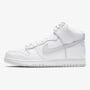 Nike Dunk High SP Pure Platinum - Säljer ett par Nike Dunk High SP ”Pure Platinum” i storlek 44.5 (US 10.5 / UK 9.5). Skorna är helt nya och kvitto kan bifogas vid intresse. Säljer för 1600 kr vilket är inklusive frakt. Skicka ett meddelande vid intresse!