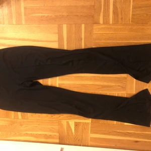 Byxor med slits - Helt nya byxor med slits. Jag säljer dom pågrund av att jag har ingen användning av dom och använt dom max 2 gånger. 