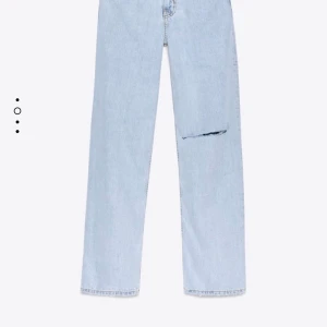Zara byxor  - Säljer mina helt oanvända byxor från zara . Prislappen finns fortfarande kvar . Jeans med hög midja och en blekt effekt. Super snygga !!  Storlek  :36     Pris 320kr 