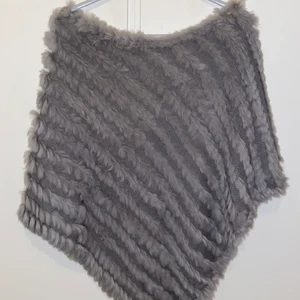 Pälsponcho - Pälsponcho i äkta kanin päls