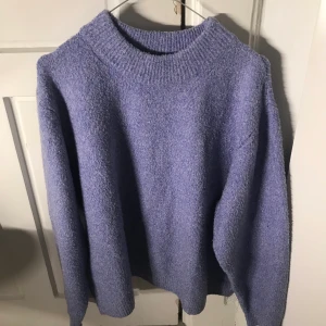 Tröja - Super fin lila blå tröja från zara. Frakt 63kr 💕