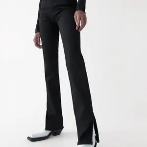 Nypris: 360 Säljer dessa populära svarta jeans med slits och högmidja ifrån Zara. Aldrig använda endast testade, lappar är kvar. St.S. Är ganska långa i modellen så dom nuddar foten på mig som är 172