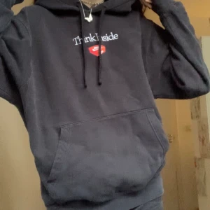 Svart Nike hoodie - Säljer min svarta Nike hoodie som jag köpte i frankrike. Den är en väldigt oversize S skulle nästan tippa på M med print och text på bröstet.