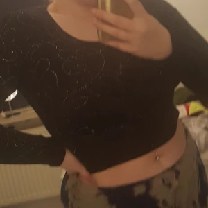 Mönstard croptopp - Mönster av glitter. Knappt använd. Stretchig så passar måbga storlekar.