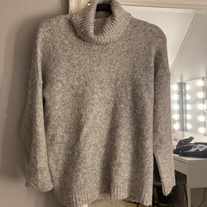 Polo från Nakd - Stickad polotröja från Nakd, i bra skick. Möts upp i Göteborg, annars tillkommer frakt på 63 kr (spårbart) :)