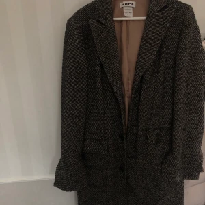 Kappa från hope - Svart/vit kappa från hope. Fint skick. Frakt tillkommer.