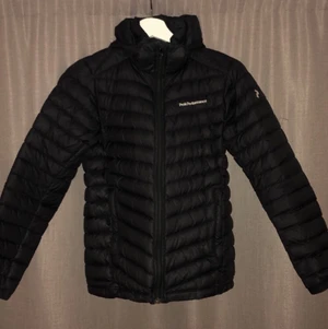 Jr frost down Hood jacket peak performance - Peak performence jacka i barnstorlek (150), jackan är i bra skick och ordinarie pris är 1800kr
