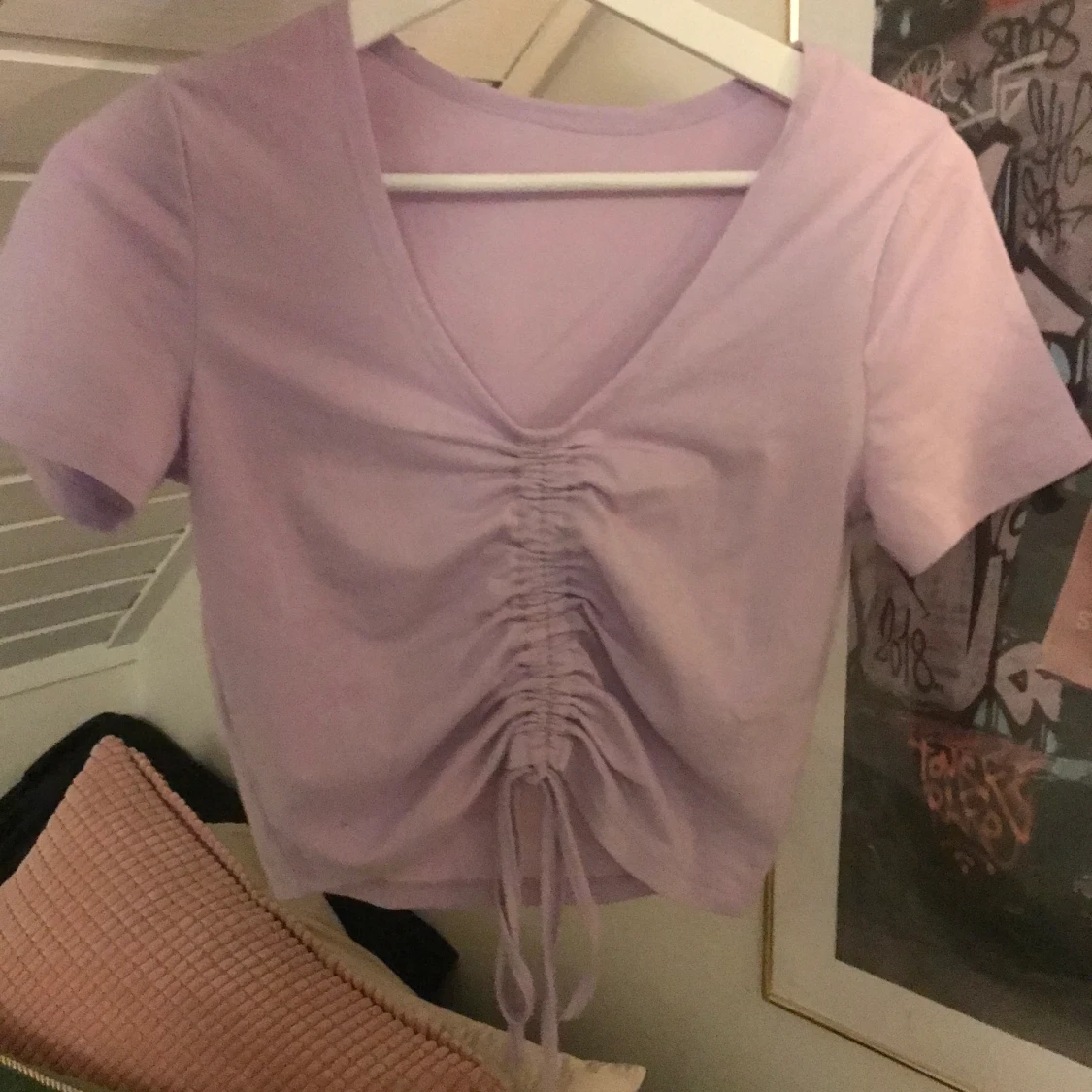 Ljuslila tröja med snörning