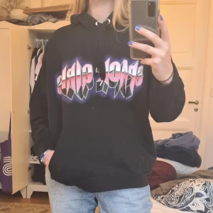 Oversized hoodie - Stor varm hoodie med texten "space girls"🪐💞 Står S men känns mer som L