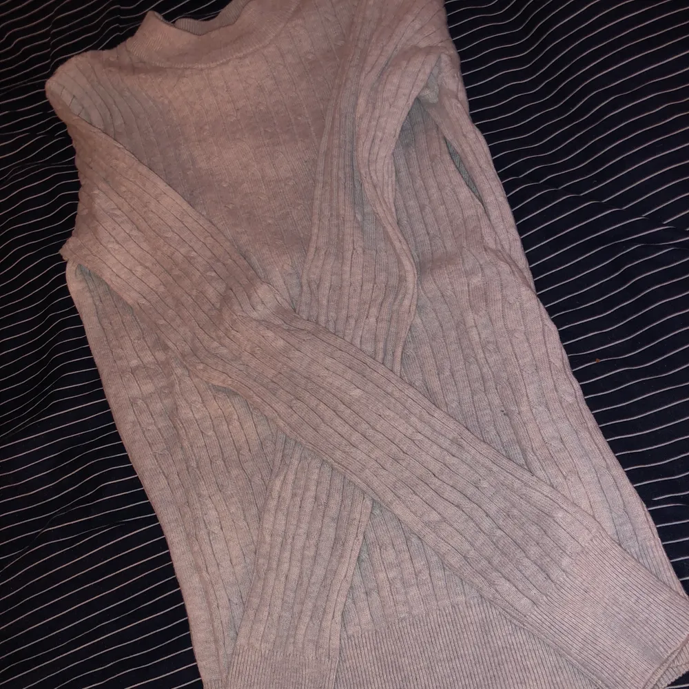 En grå stickad tröja från ginatricot. Är i bra skick fast att den har blivit buren ett par antal gånger. Frakten ingår inte i priset!. Skjortor.