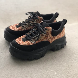 Leopardskor med platåsula  - Jättesnygga leopardskor med platåsula. Tyvärr blir dom inte använda hos mig längre så därför säljer jag dom. Finns lite slitage på insidan av skon vid hälen, bilder kan skickas vid intresse. 