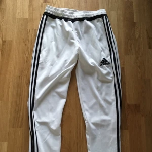  - Retro adidasbrallor, vita! Så snygga!!👌🏼✨
