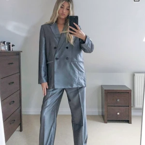 Grå dad trousers  - Fick hem dessa för ett tag sen men är tyvärr för stora på mig :( världens snyggaste byxa så svider att jag behöver sälja dessa. 🤎 helt oanvända, endast testade!!! Kan skicka egna bilder också om de önskar. Nypris: 420 (+ frakt 50kr). MITT PRIS 350 (exklusive frakt). 🤍🤍 (pris kan diskuteras om de är rimliga priser) 