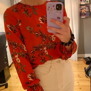 Röd blus - Jättefin röd och blommig blus som tyvärr har blivit för liten för mig. Lite öppen i ryggen vilket blir en fin detalj. Hör av dig vid frågor💕