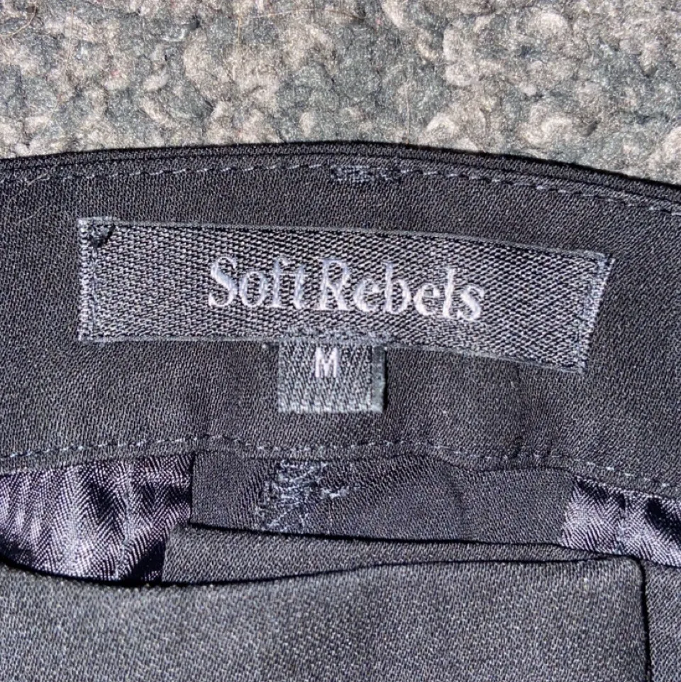 Kostymbyxor från Soft rebels köpta för ca 700kr. Sparsamt använda.. Jeans & Byxor.