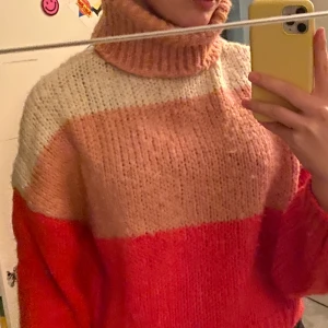 Stickad polo tröja  - Stickad pola tröja från chiquelle med polo krage. Jätte fin🥰 200kr utan frakt!!