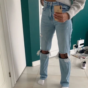 Jeans med hål  - Tänker sälja mina gal1 snygga zara jeans som är väldigt eftertraktade i storlek 34! Säljer då d tyvärr inte passar mig så d har inte kommit till användning:( jag har vanligtvis 32 i zara jeans. Kan mötas upp! Säljer endast vid bra bud! 