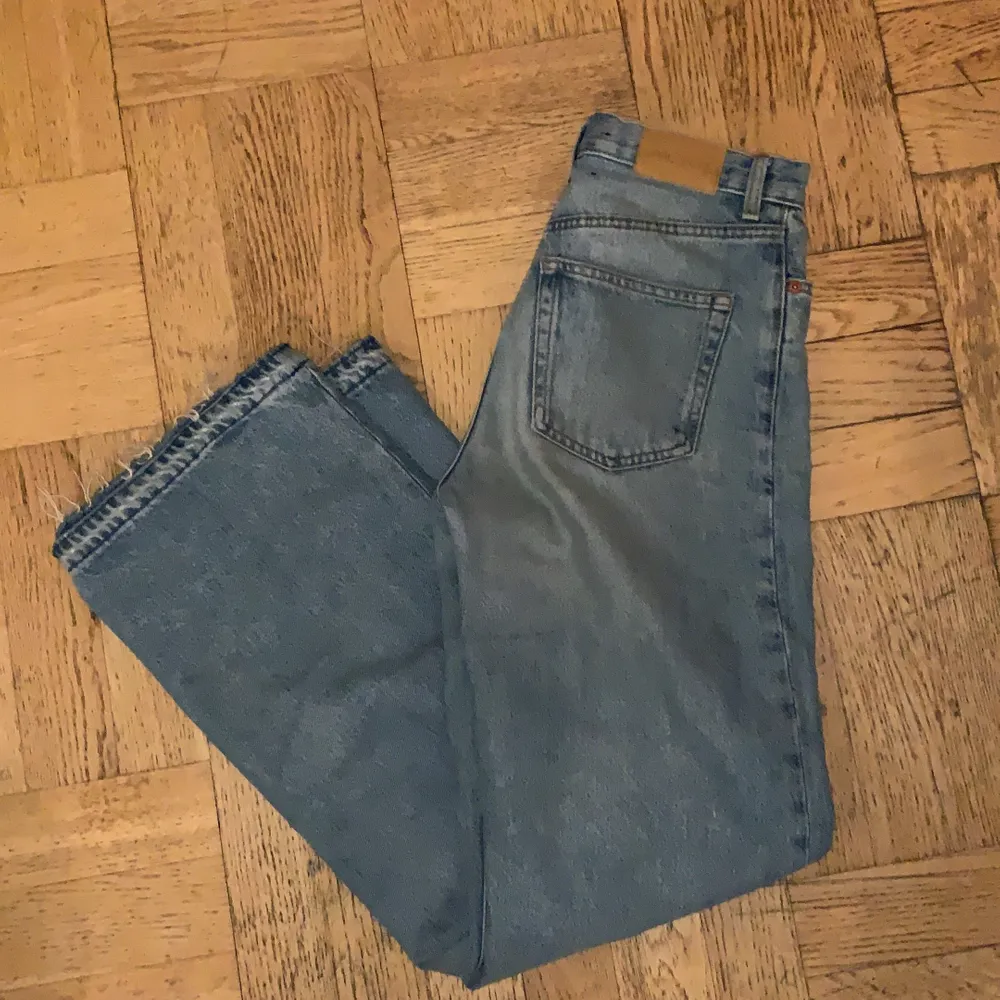 Yoko jeans från monki i midja 27, jag har sprättat sömmarna längst ner i benen så de är perfekta för mig som är 173 cm lång. Skriv privat för mer info💗. Jeans & Byxor.