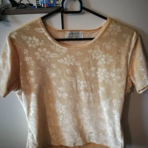 Gul tröja I sammet stl xs - s - Köpt i en second hand affär i lissabon men kommer tyvärr inte till användning. Är i bra skick. Står ingmngen storlek men jag brukar ha xs - s. 
