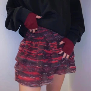 Torg vantar - BUD: 180kr ❤️  Säljer dessa Torgvantar! Super snygga nu till vintern💓de är vinröda⚡️topp skick då de inte kommit till sån stor använding😍frakten ligger på 11kr! Första bilden är lånad 