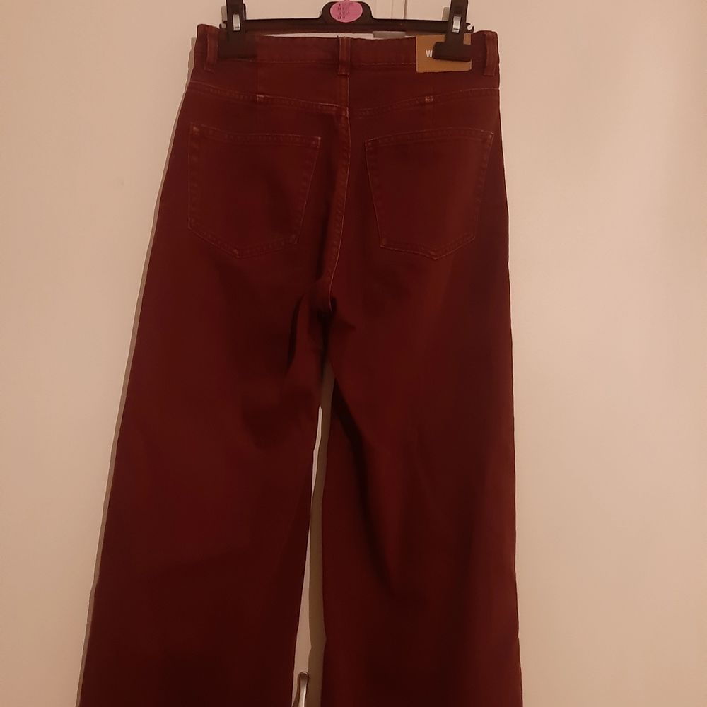 Sparsamt använda röda jeans från weekday i modellen ace💕💕 de är 25 i midjan och 32 i längd💕 priset är diskuterbart och kan mötas i sthlm💕. Jeans & Byxor.