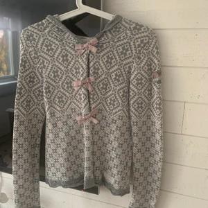 odd molly kota - Jätte fin odd molly kofta med luva och rosett knappar. Säljer pga att den inte kommer till användning. Stl 0 i odd molly storlek (xs)