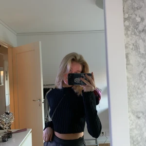 Zara topp  - Ribbad topp från zara med lite polo, den är avklippt så lite croppad. Superfin använd 1 gång. Storlek S, 50 kr☺️