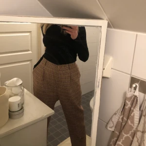 Byxa - Fick precis hem dessa, köpte på Plick. De är jättefina men beställde hem dessa och ett par liknande och tyckte om de andra mer på mig. Jag vet inte riktigt storleken men jag har vanligtvis S och de passar bra på mig. Skulle nog passa en M också. Frakt är inkluderat i priset :) 