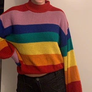 Färgglad stickad tröja - Färgglad stickad tröja från Monki! Bra skick, perfekt nu på vintern💫