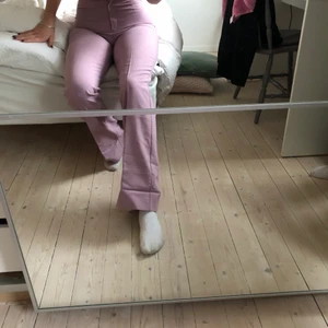 Vintage Pink kostymbyxor  - INTRESSEKOLL på dessa superfina kostymbyxor från en vintage buktik i Paris för ca 2 år sedan. Jag är 175cm och de går ner till golvet på mig. Buda i kommentarerna 🌸✌🏻