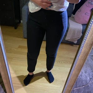 Kostymbyxor/Slacks från Zara - Supersköna svarta slacks som ser ut som riktiga kostymbyxor. Har en bekväm resår i midjan så de sitter lika bekvämt som mjukisbyxor! I relativt bra skick men till ett snällt pris!