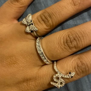 Ringar, silver  - Säljer dessa superfina ringar i nattskick. Alla tre för 85 + frakt. Buda i kommentarsfältet. Kan sänkas❤️