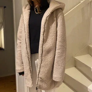 Fluffig jacka från Urban Classics  - Fluffig och gosig jacka från Urban Classics, köpt på junkyard. Knappt använd, är i fint skick. Storlek M, normal passform.  Köparen står för frakten men jag kan även mötas upp i närheten ⭐️