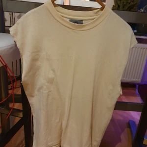 Chloe t shirt  - Old fashioned plain trading  American style t.shirt from Chloe.  With guinuin material. Still in good  look. Both for  men and women.Matches with everything. 