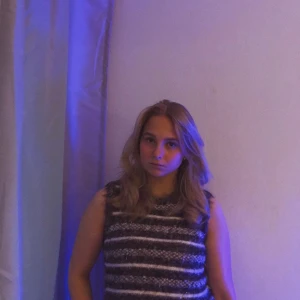 Stickad väst - Säljer min stickade väst från zara som är slutsåld då jag inte använder den, verkligen så söt!! Det är en storlek M då modellen är liten i sig men sitter bra på mig!! Köpare står för frakt