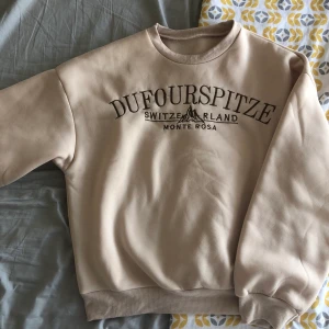 Tjocktröja - En trendig tröja från shein som har bara använts ca 2 gånger✨ men kommer inte till användning då jag har mycket kläder💜 den är tjock!💜 🖤har budgivning så det högsta just nu är 120+frakt!🖤 SÅLD