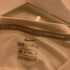 Bor träningstopp från Nike, använd fåtal gånger ser oanvänd ut. Köparen står för frakten